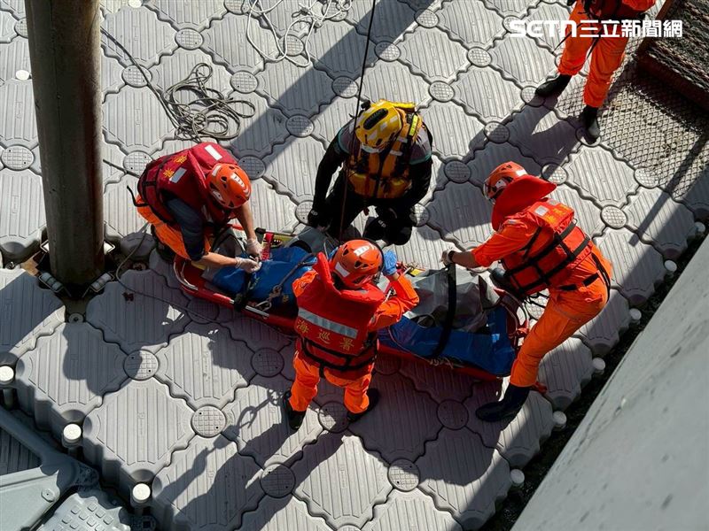 彰濱工業區外海驚見浮屍，警消會同海巡隊進行救援。（圖／翻攝畫面）