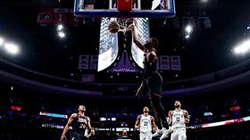 喬治（Paul George）抄球後單臂暴扣。（圖／美聯社／達志影像）