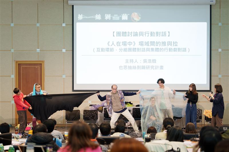 「也思抽絲剝繭研究計劃」主持人吳浩媺，在這次論壇中發表一項社會退縮者的研究成果，透過讓參與者一起互動，從中尋找解答。（圖／台灣也思服務學習協會提供）