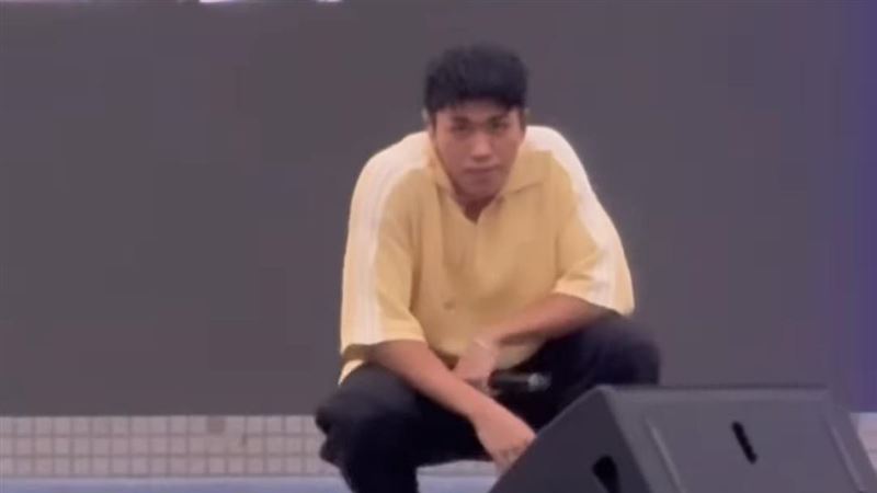 王ADEN被女同學誤入後，蹲地罷唱。（圖／翻攝自王ADEN IG）