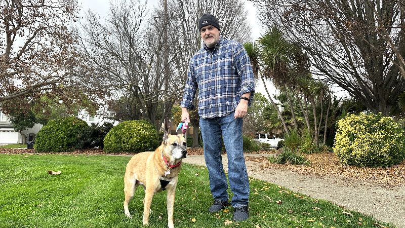 美國一名律師日前將國稅局告上法院，主張寵物非財產，應像小孩一樣可抵稅。加州飼主吉姆（圖）認為，社會上還有許多比寵物支出抵稅更需要被解決的問題