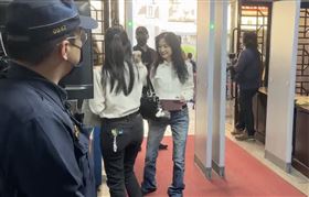 ▲應曉薇答辯強調自己絕無收賄，要法官「用虎頭鍘斬了林俊言」。（圖／翻攝畫面）