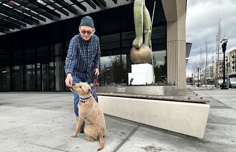 美國一名律師日前將國稅局告上法院，主張寵物非財產，應像小孩一樣可抵稅。加州飼主芮克（圖）認為，寵物是家中一份子，但不是法律或稅務意義上的被扶養人