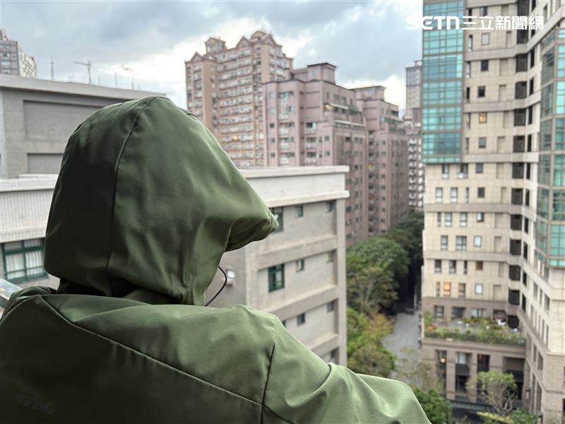 為查證錄音內容，《三立新聞網》記者與S先生反覆聆聽音檔，期間S先生情緒明顯波動，難以久坐，顯示相關經驗已造成其嚴重的心理壓力。（圖／記者王文承攝影）