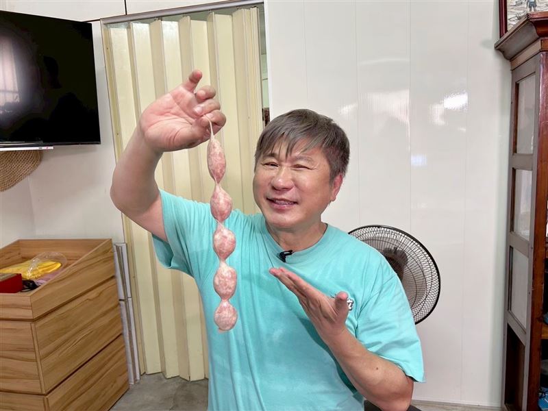 胡瓜首度體驗灌香腸。（圖／《下面一位》提供）