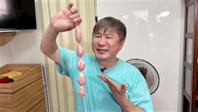 胡瓜首度體驗灌香腸。（圖／《下面一位》提供）