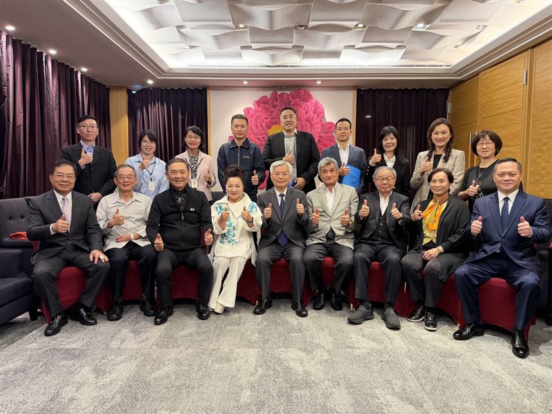 白冰冰(前排左四)與丁文祺(前排左起)、黃肇嘉、林文勝、警政署長張榮興、周龍田、張炳煌、陳淑貞、林文堃等人，一同出席白曉燕基金會董事會。（圖／長興影視提供）