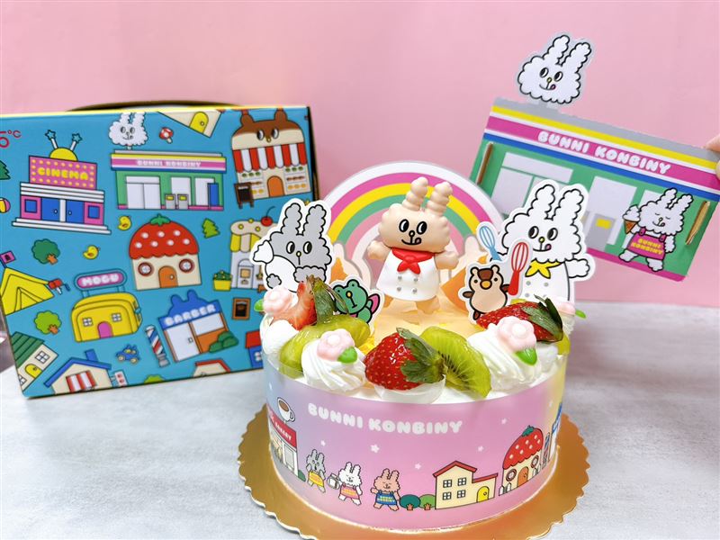 整模蛋糕「兔子便利商店-可愛甜點屋」夢幻登場，立體的Mogu（蘑菇）造型公仔附有小穿孔，可變成隨身可愛吊飾，蛋糕盒內墊紙板還能DIY折成兔子便利商店造型的萬能置物盒。（圖／品牌業者提供）