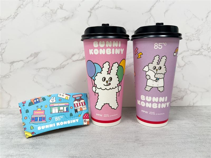 85℃即日起同步推出兩款兔子便利商店限定紙杯，有粉色與紫色，搭配可愛熱飲杯套，杯套還能變成桌上型手機架。（圖／品牌業者提供）
