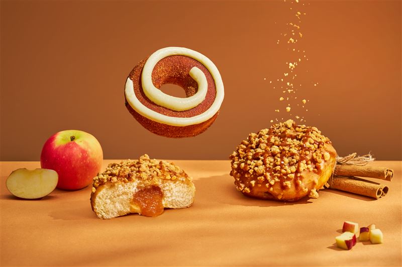 Krispy Kreme將推出兩款期間限定濃郁系肉桂甜甜圈－肉桂蘋果派・乳酪肉桂圈。（圖／品牌業者提供）