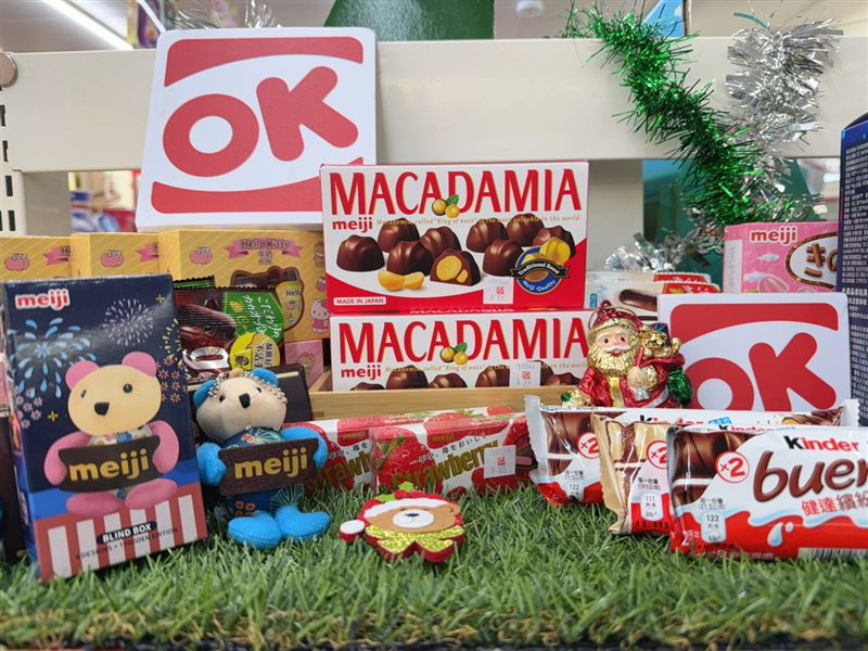 OKmart推出多款人氣品牌限定贈品活動，結合巧克力甜點與節慶角色，搶攻年末送禮商機。（圖／品牌業者提供）
