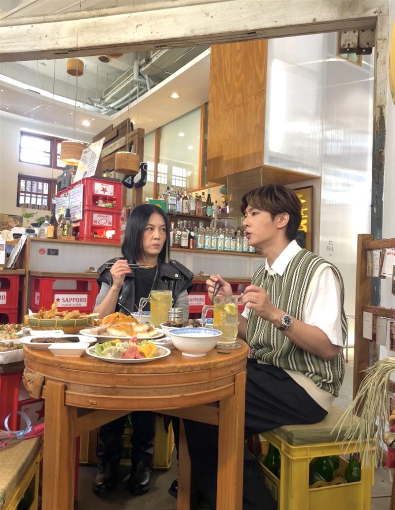 炎亞綸訪問苗可麗。（圖／大浪娛樂提供）