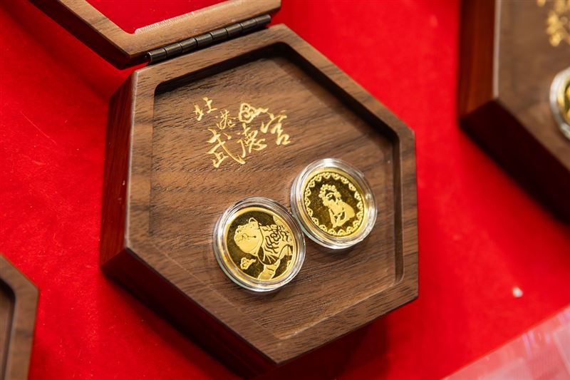 即日起到2026/2/8期間，只要認購「王品嚴選」公益年菜組，登錄發票即有機會抽中價值高達8,300元的「武德宮財虎純金紀念金幣+木盒組合」。（圖／品牌業者提供）