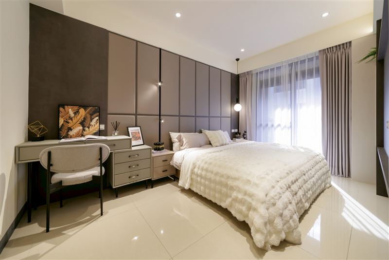 「拾山」規劃出71~109坪、4~5房，接近0管理費0公設的產品，提供高品質的生活環境