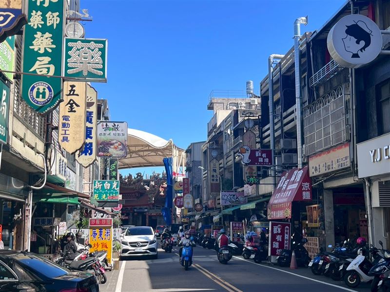 達運建設機構精心打造第三十號作品「拾山」別墅，位在龍潭大池旁，走路即可抵達環湖步道