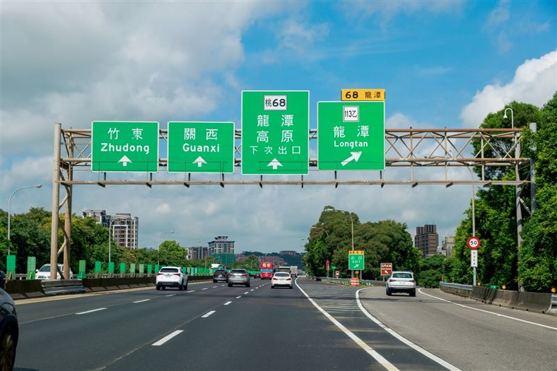 「拾山」周邊擁有龍元宮生活商圈，8分鐘上龍潭交流道，鄰近凌雲國中、龍潭國小、龍潭高中等學區，機能一應俱全！