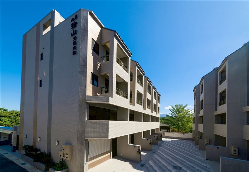 達運建設機構精心打造第三十號作品「拾山」別墅，位在龍潭大池旁，走路即可抵達環湖步道