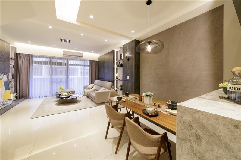 「拾山」規劃出71~109坪、4~5房，接近0管理費0公設的產品，提供高品質的生活環境