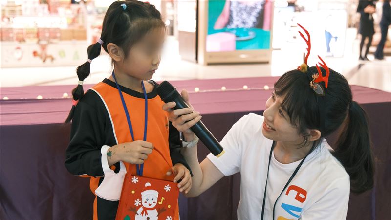 昇恆昌免稅商店員工化身志工姊姊，跟小朋友進行有獎徵答活動。（圖／昇恒昌基金會提供）