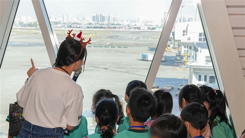 昇恆昌的志工引領學童參觀國際機場設施。（圖／昇恒昌基金會提供）