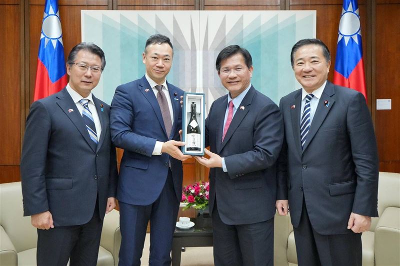 林佳龍接見日本前法務大臣鈴木馨祐眾議員、前首相補佐官長島昭久眾議員及前法務大臣政務官神田潤一眾議員等3人。（圖／外交部提供）