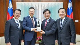 林佳龍接見日本前法務大臣鈴木馨祐眾議員、前首相補佐官長島昭久眾議員及前法務大臣政務官神田潤一眾議員等3人。（圖／外交部提供） 