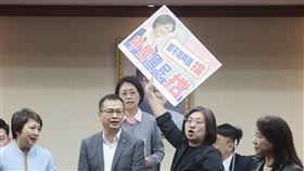 藍白聯手再封殺國防特別條例（2）立法院程序委員會23日開會，在藍白立委聯手下，再度封殺行政院所提新台幣1.25兆國防特別條例及財劃法草案排入26日立法院會的報告事項議程，無法交付相關委員會審查。國民黨立委羅智強（前左2）說，真正卡案的是總統賴清德，因為賴總統提出此特別條例，卻不敢到立法院報告並接受質詢，是賴總統自己在卡軍購。中央社記者郭日曉攝　114年12月23日