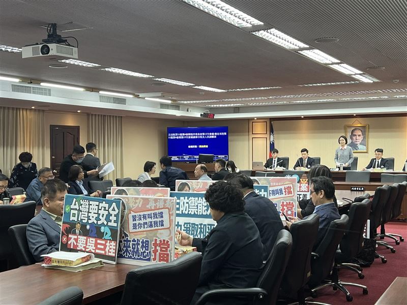 立法院程序委員會23日開會，在藍白立委聯手下，再度封殺行政院所提新台幣1.25兆國防特別條例及財劃法草案排入26日立法院會的報告事項議程，無法交付相關委員會審查。（圖／翻攝自民進黨立法院黨團）