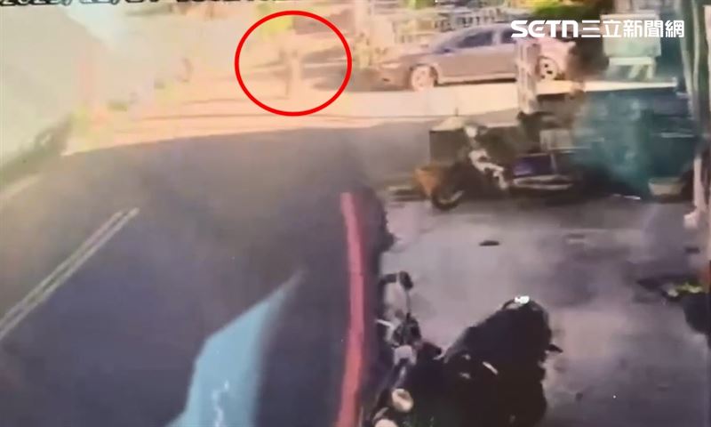 台中烤漆廠前員工張男持刀刺殺老闆陳男後，騎車逃離現場。（圖／翻攝畫面）