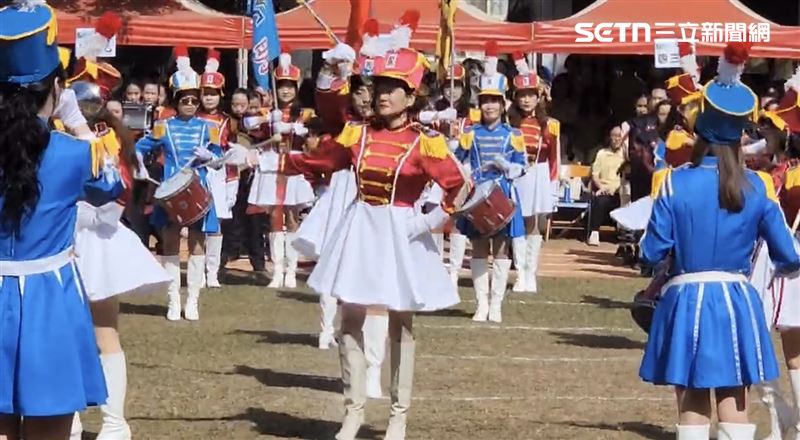 隊伍中最資深的學姊已經74歲，她每天穿著高跟長靴跟著團練，愛校精神讓不少人感到敬佩。(圖/記者陳佳鈴攝影)