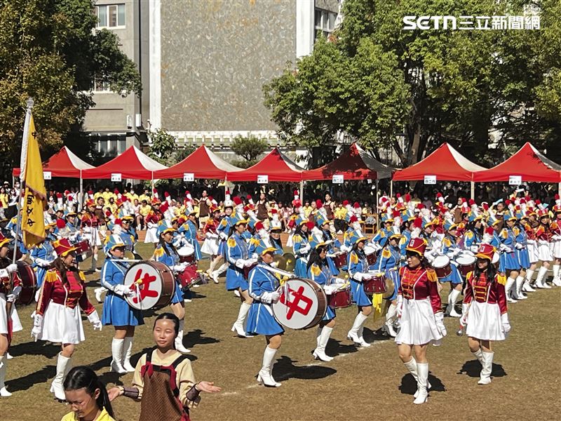 校友會歷經一年多的時間籌備、號召，許多旅居美國、新加坡及香港的校友不遠千里返台參與，讓這些學姊重新披上戰袍，蹬著高跟鞋再一次步入當年的青春。(圖/記者陳佳鈴攝影)