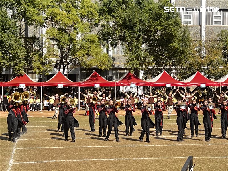 管旗隊以主題作品《赤壁》震撼全場。樂曲改編自電影《赤壁》原創配樂，史詩般的旋律結合磅礴隊形與靈動旗舞，展現青春面對挑戰的勇氣與智慧。(圖/記者陳佳鈴攝影)