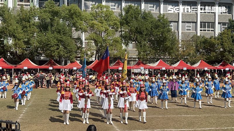 這群大學姊為了「塞進」當年的制服，提前一年展開減重計畫，重新穿起年輕時代的高跟長靴，還要忍著每天走步練習動作帶來的足部痠痛。(圖/記者陳佳鈴攝影)