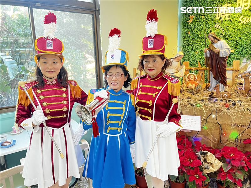 校友會歷經一年多的時間籌備、號召，許多旅居美國、新加坡及香港的校友不遠千里返台參與，其中（右者）最資深的學姊已經74歲。(圖/記者陳佳鈴攝影)