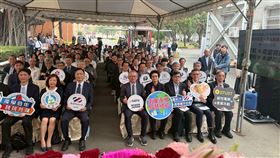 教育部補助全台首座校園微電網案今（24）日於南台科大揭牌（圖），由大同智能操刀建置。全校共建置737kW太陽能系統，其中西淮館更導入儲能櫃，達成對市電依賴趨近於零的「能源自主」目標。大同智能強調，將持續以微電網技術協助各場域落實智慧用電與淨零轉型。（圖／大同提供） 