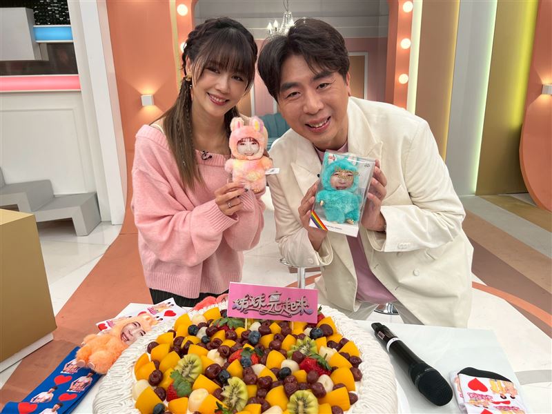 嚴立婷在棚內慶生，(右)為梁赫群。（圖／民視提供）