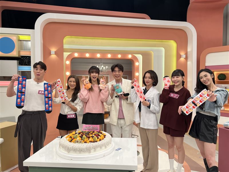 來賓們幫嚴立婷（中）慶生。（圖／民視提供）