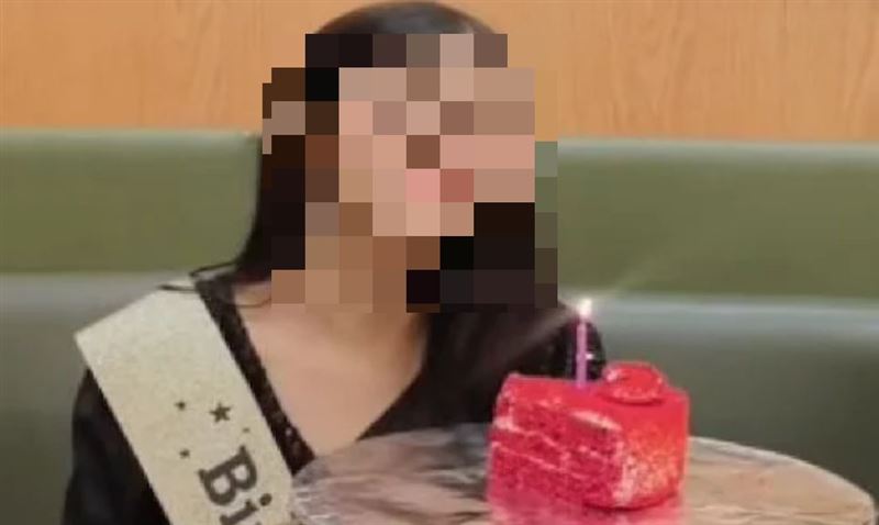 16歲印度少女疑長期吃速食，導致腸道沾黏、受損，從腹腔抽出約7公升積液，最終因感染產生併發症死亡。(圖／翻攝自《NDTV》)