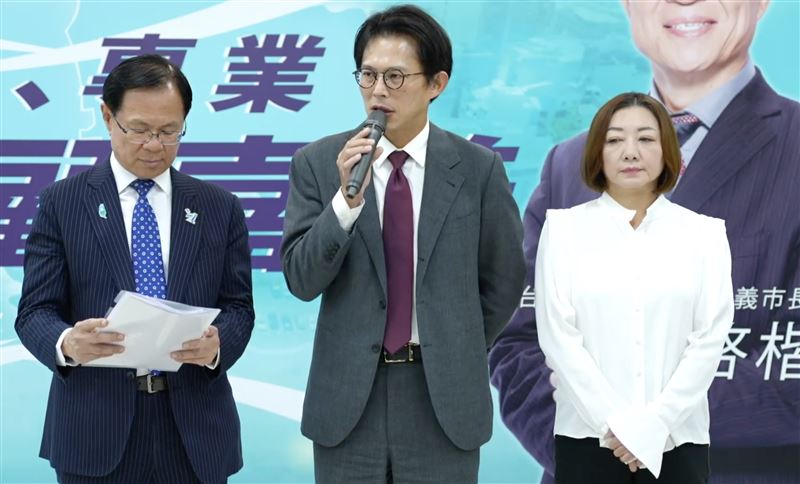 鍾東錦宣布賴香伶將任苗栗第二副縣長，黃國昌直呼「我看到新聞也有點驚訝」，因為當初跟鍾東錦談好，明年三月才公布。（圖／翻攝畫面）