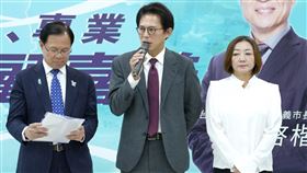 鍾東錦宣布賴香伶將任苗栗第二副縣長，黃國昌直呼「我看到新聞也有點驚訝」，因為當初跟鍾東錦談好，明年三月才公布。（圖／翻攝畫面）