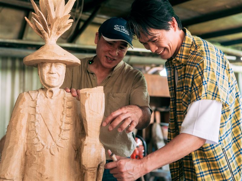 黃鐙輝（右）與木雕藝術家阿噹老師（左）學習木雕技術。（圖／富里鄉農會提供）
