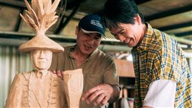 黃鐙輝（右）與木雕藝術家阿噹老師學習木雕技術。（圖／富里鄉農會提供）