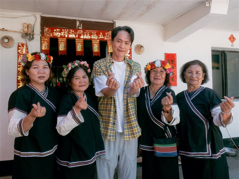 黃鐙輝全民好女婿，收編整個富里，從8歲到80歲，整個城市都是成自己人。（圖／富里鄉農會提供）