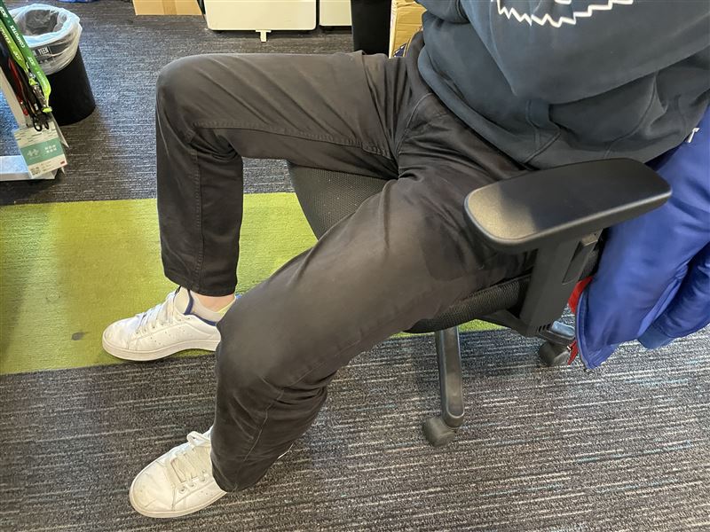 物理治療師賴冠霖（Larry）表示，除了雅觀與否，開腿坐還應從骨骼、肌肉、大腦來分析。（圖／資料照)