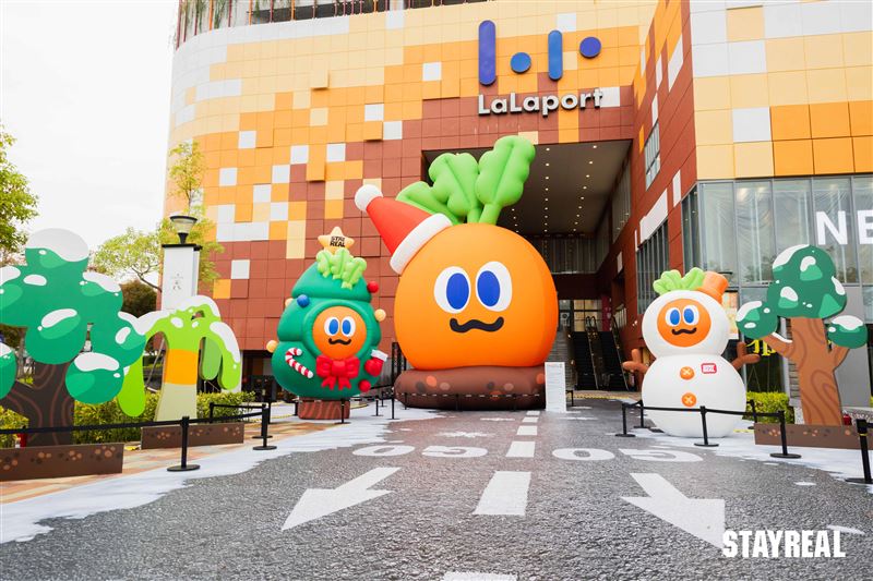 五月天阿信所屬潮牌在台中LaLaport ，l打造巨型高達9米胡蘿蔔聖誕裝置（圖／STAYREAL提供）