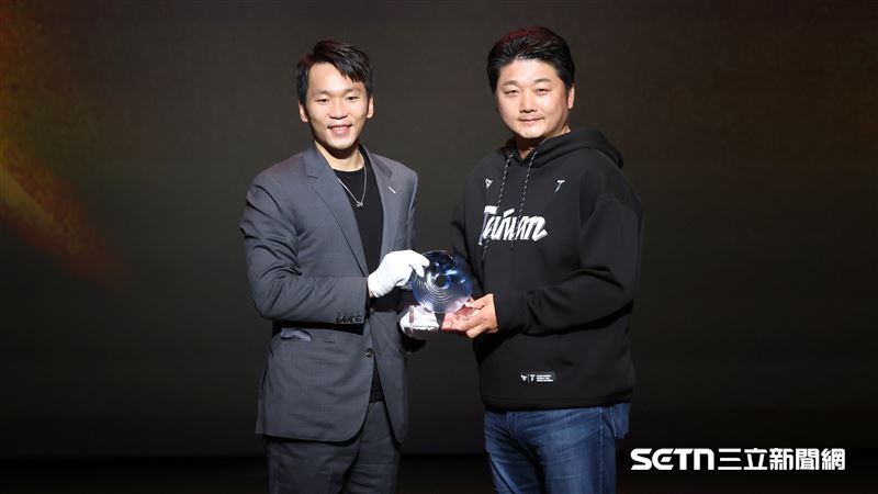 114年體育運動經營獎頒獎典禮，成棒12強總教練曾豪駒獲頒最佳教練獎。（圖／記者劉彥池攝影）