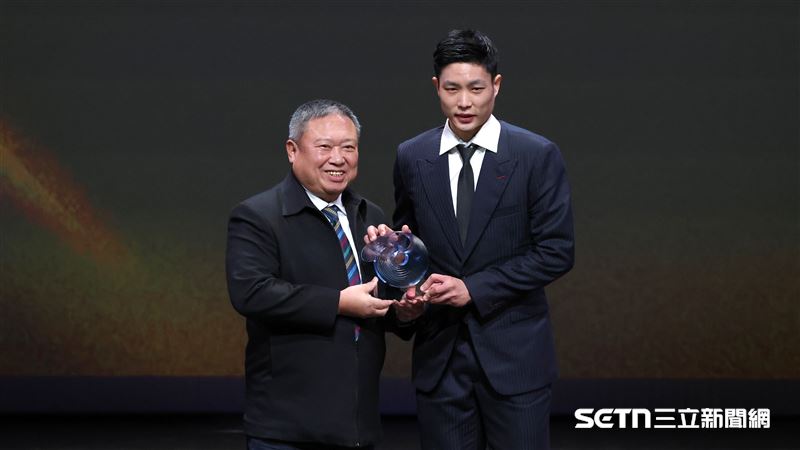 114年體育運動經營獎頒獎典禮，羽球好手周天成獲頒最佳運動精神獎。（圖／記者劉彥池攝影）