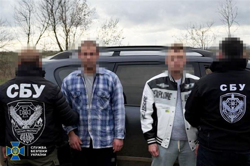 烏克蘭警方抓獲逃兵。四年的俄烏戰事，也搓磨了烏克蘭人的士氣，至少3萬烏克蘭人跨越邊境偷渡至羅馬尼亞。（圖／翻攝自X平台 @HavryshkoMarta）