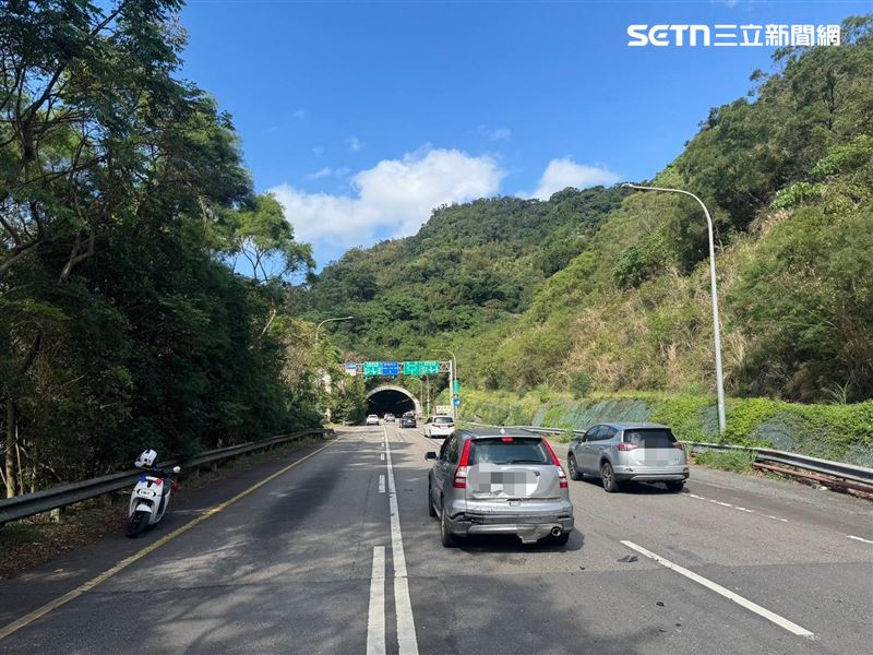 北市信義快速道路、文山隧道出口，發生9車追撞事故。（圖／翻攝畫面）