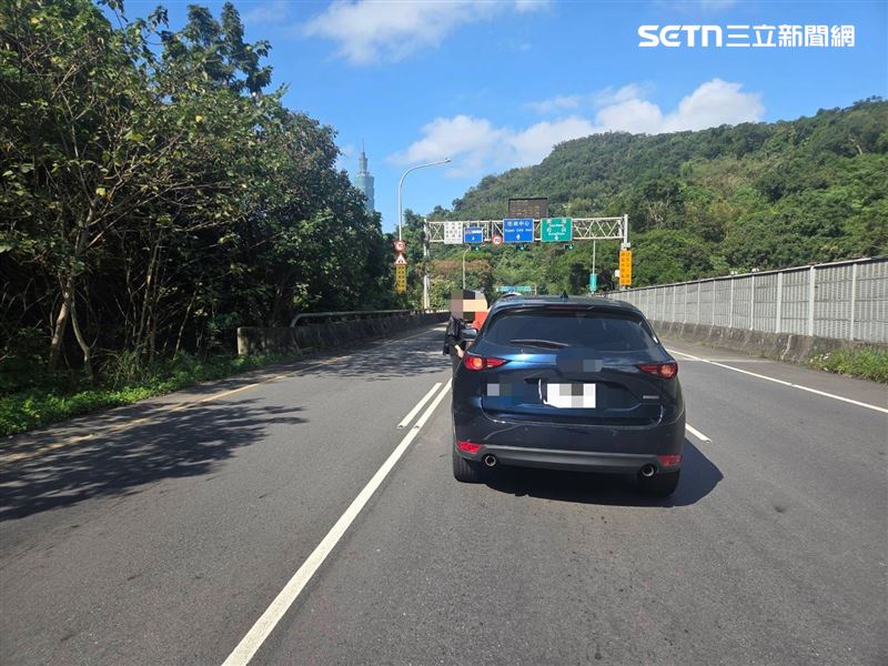 北市信義快速道路、文山隧道出口，發生9車追撞事故。（圖／翻攝畫面）